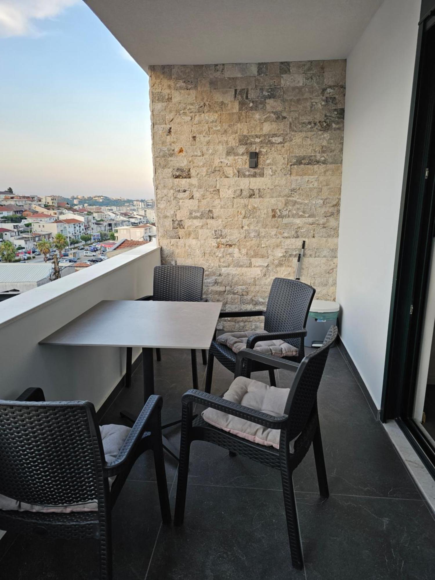 Apartments Ishmi In Center Of Ülgün Dış mekan fotoğraf